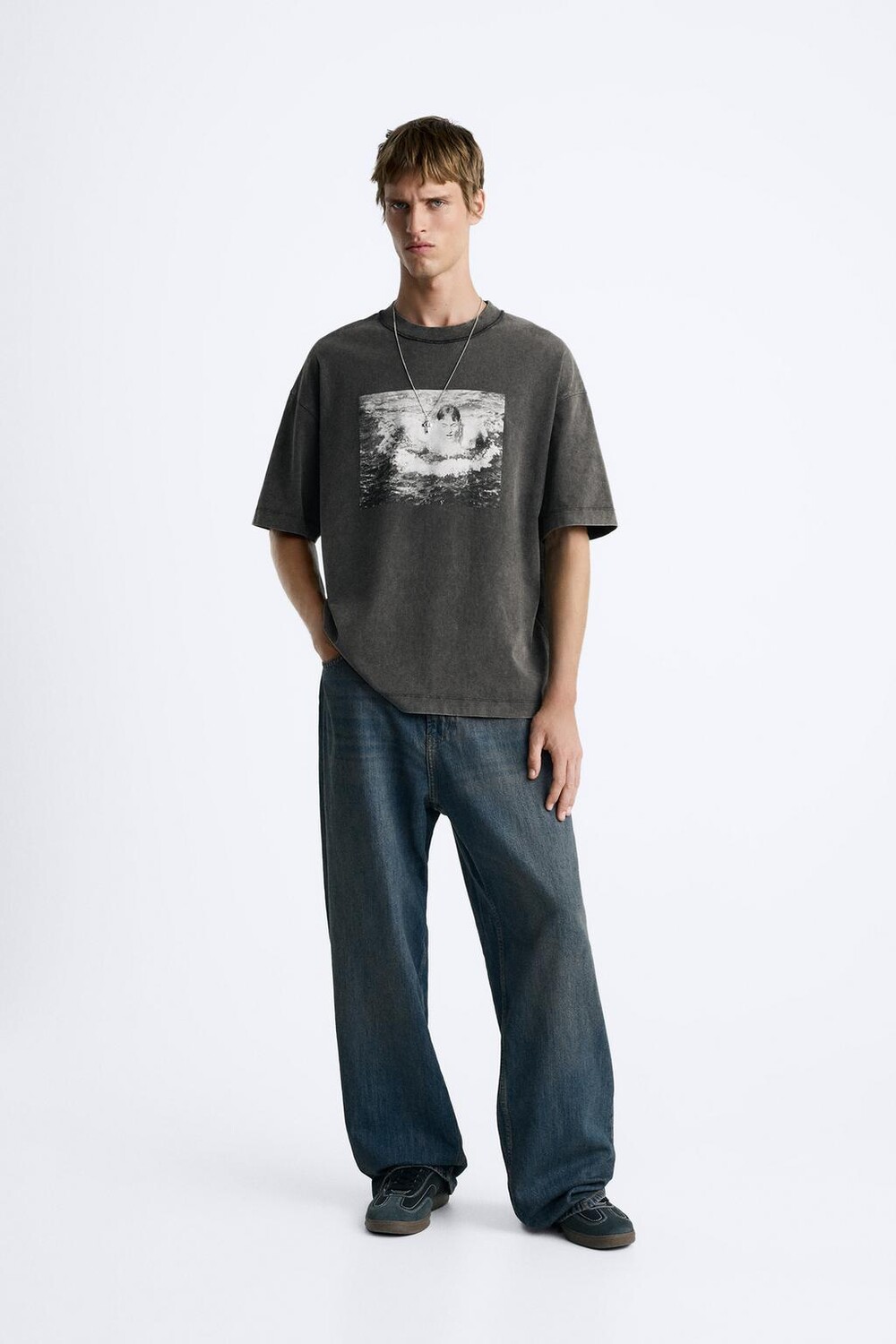 

Футболка с фотопечатью ZARA, темный антрацит
