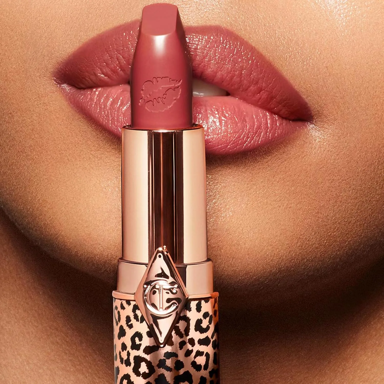 Помада Charlotte Tilbury Hot Lips 2.0 - увлажняющая, стойкая помада с экстрактами орхидеи и антиоксидантами - сатиновое покрытие, которое можно наслаивать, для визуального увеличения объема губ., Glowing Jen - soft rose — фото 2