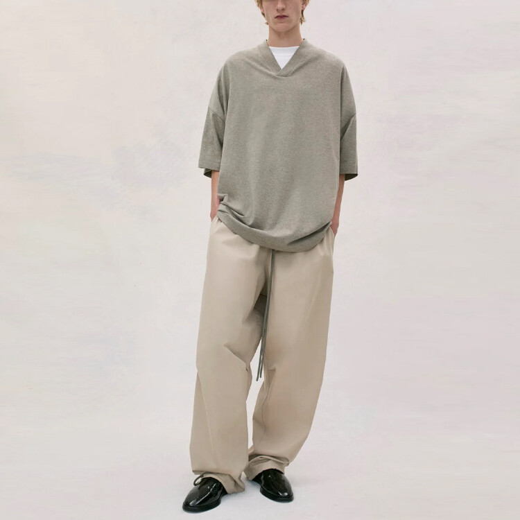 Футболка Fear Of God Essentials с V-образным вырезом, серая — фото 3