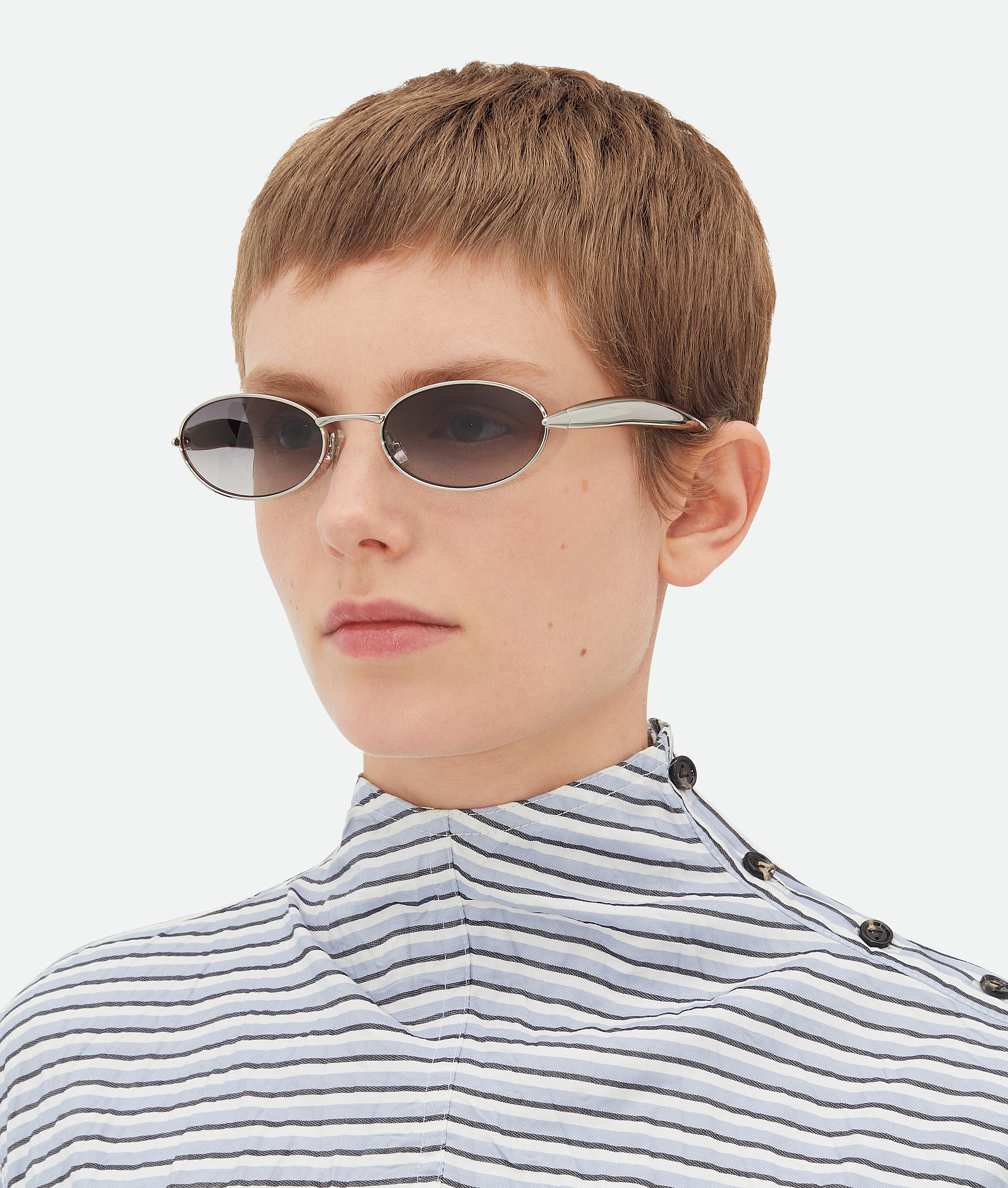 Солнцезащитные очки Sardine овальные Bottega Veneta, серый/серебристый — фото 2