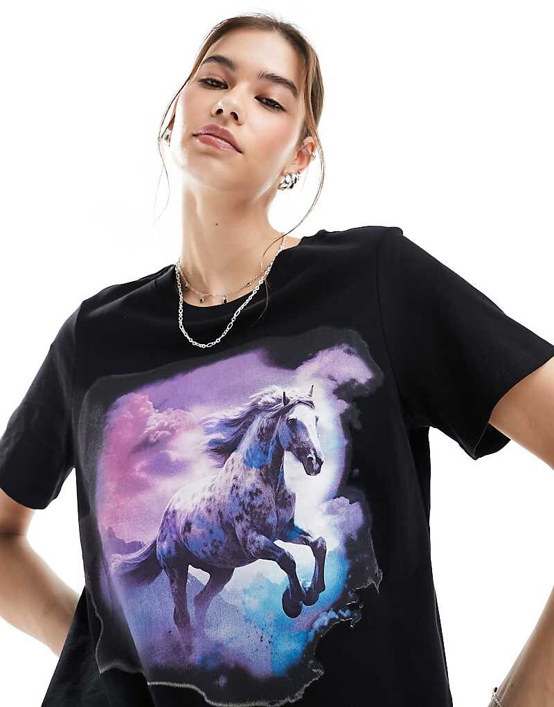 

Черная футболка Monki – с принтом дикой лошади спереди
