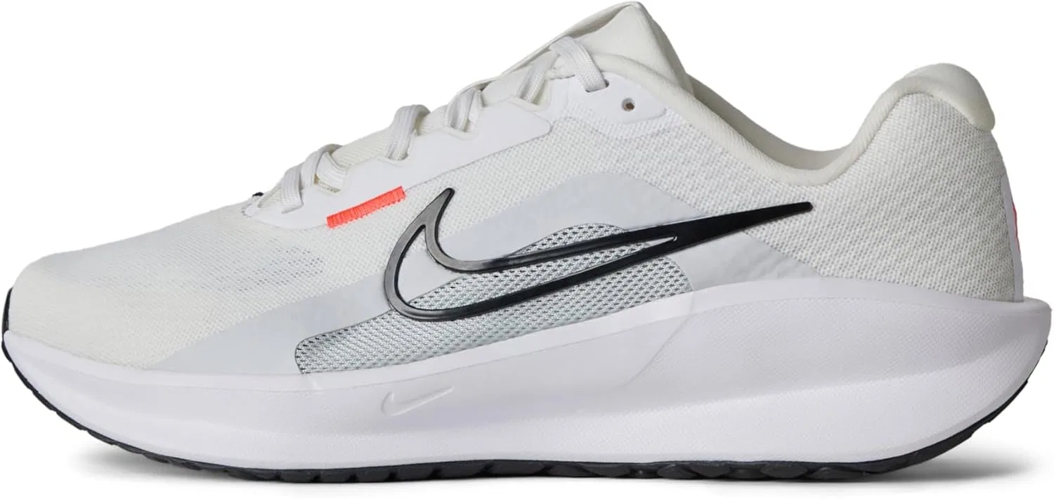Мужские кроссовки для бега по шоссе Nike Downshifter 13 (очень широкие) Кроссовки для бега по улицам, White Black Pure Platinum Bright Crimson