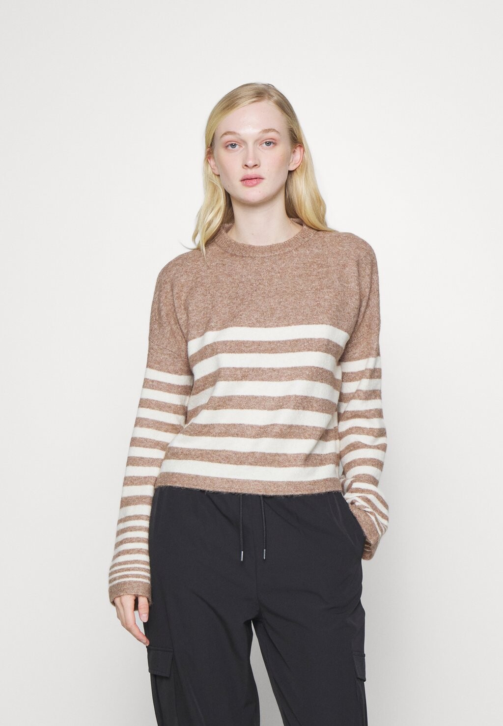 

Свитшот Vero Moda VMHURRICANE ONECK, цвет brown lentil/birch