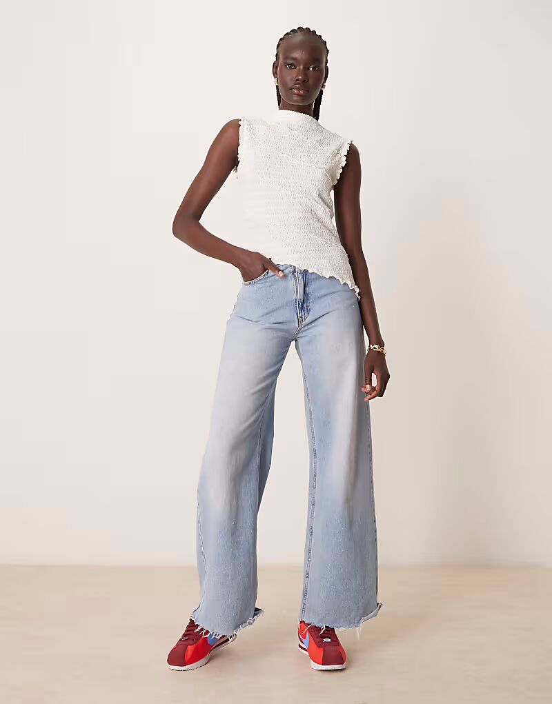 

Топ без рукавов ASOS DESIGN с асимметричной текстурой и сборками цвета экрю