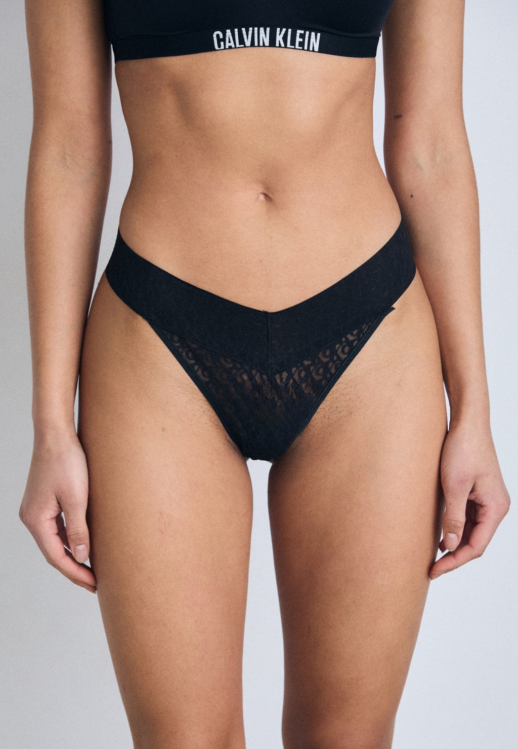 

Стринги LOW RISE THONG Calvin Klein Underwear, черный