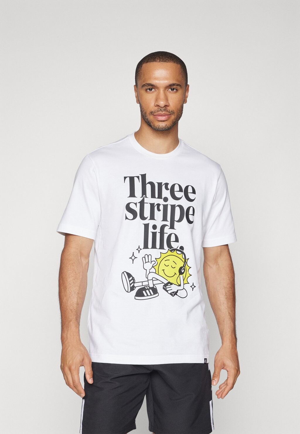 

Футболка с набивным рисунком Positivity Graphic Tee adidas Sportswear, белая