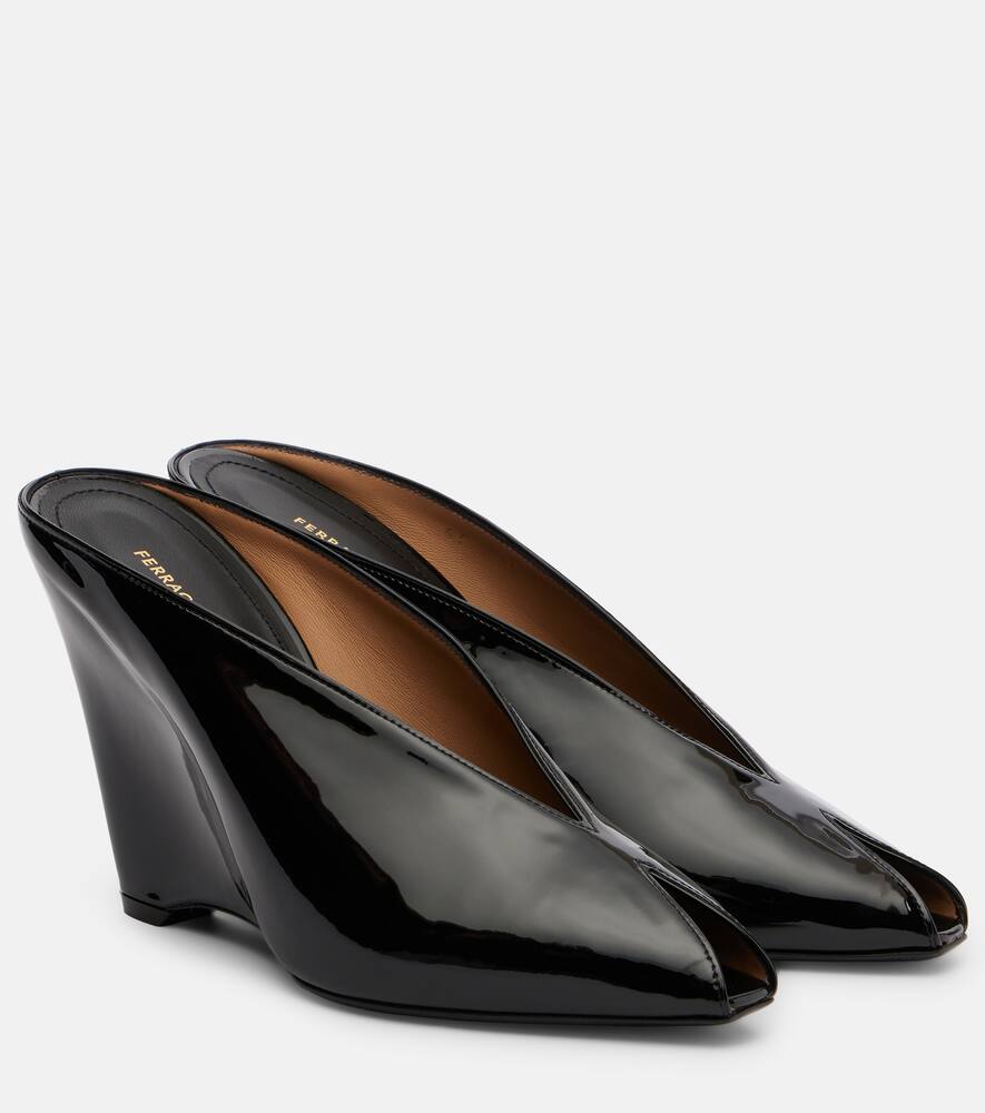 Alicia 95 мюли-танкетки из лаковой кожи Ferragamo, Nero-Biscotto-Nero