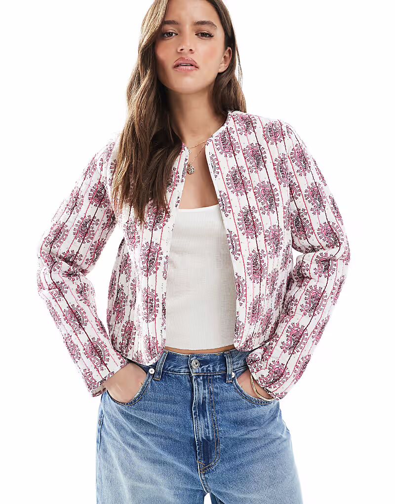

Стеганая куртка из потертого хлопка с узором пейсли в розово-белых тонах Threadbare