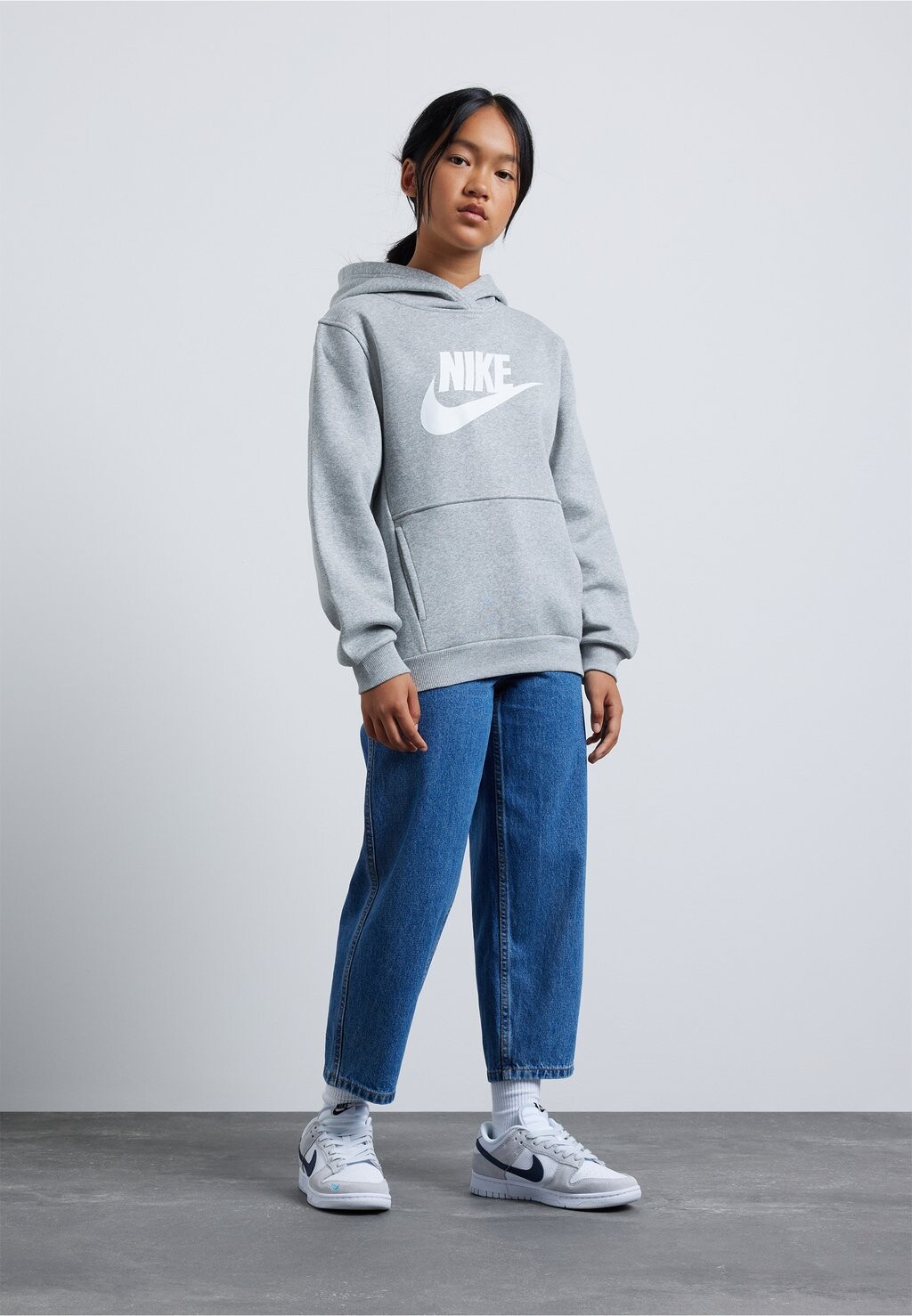 Толстовка Club Unisex Nike, цвет dark grey heather/white — фото 2