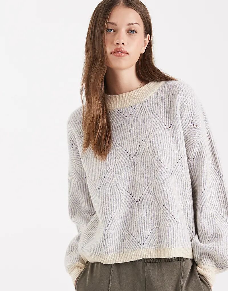 

Вязаный джемпер с текстурированными деталями в контрастных тонах нежно-голубого и кремового цветов.