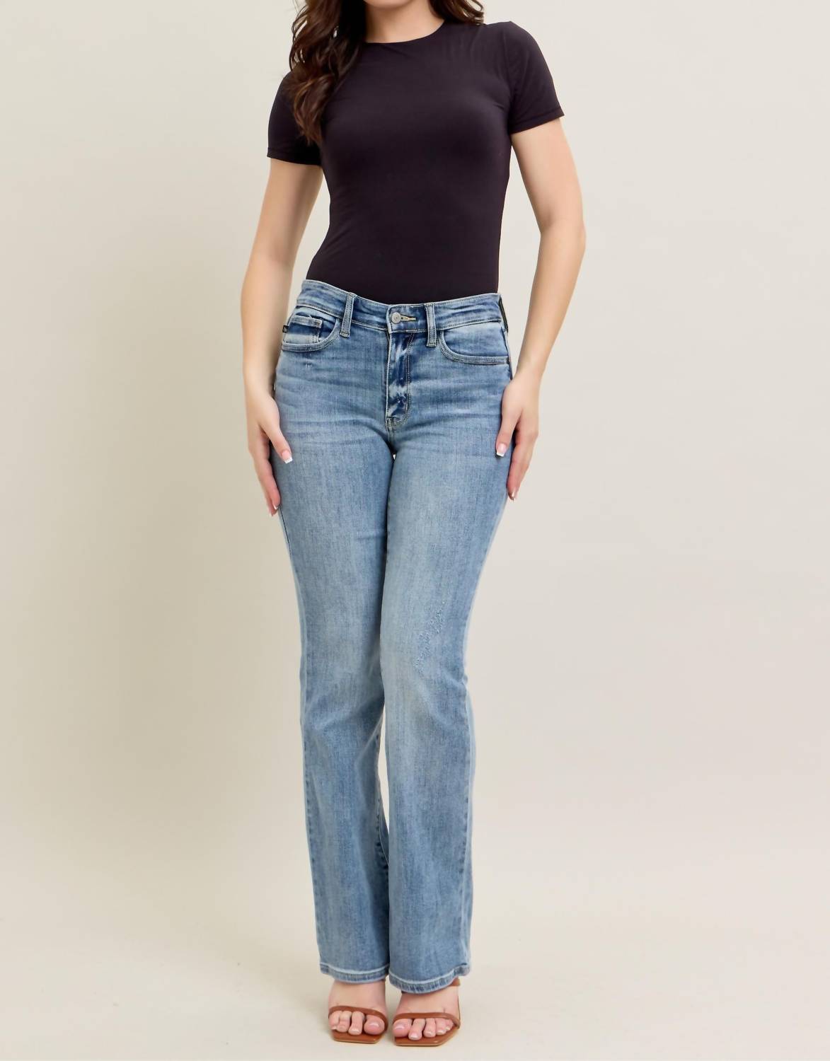 

Синие джинсы мид-райз расклешенные Judy Blue