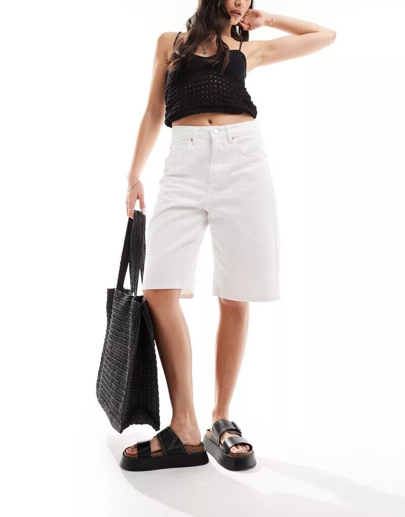 

Белые джинсовые шорты Stradivarius