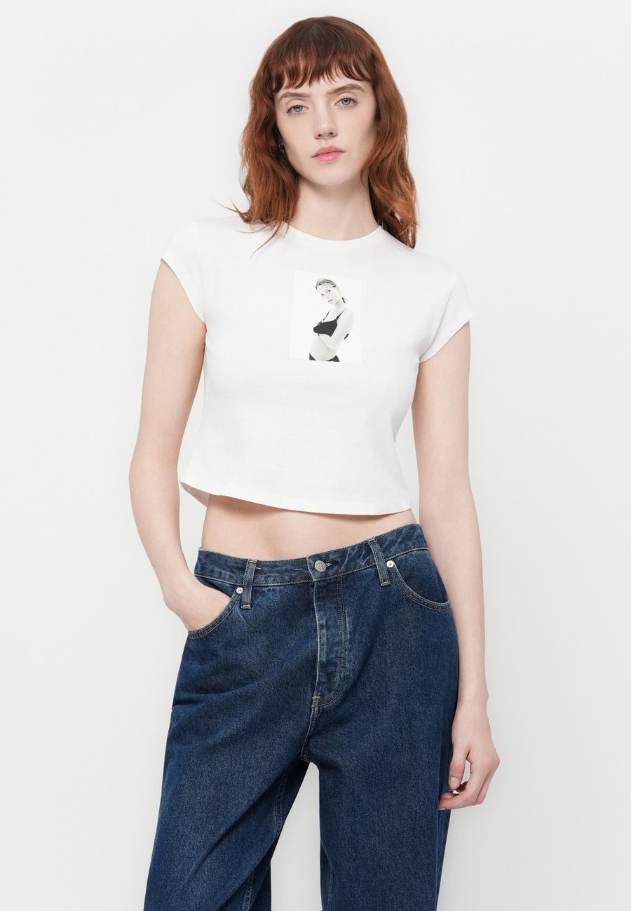 Футболка Calvin Klein CLASSIC KATE BABY TEE UNISEX, Brilliant White/White — фото 4