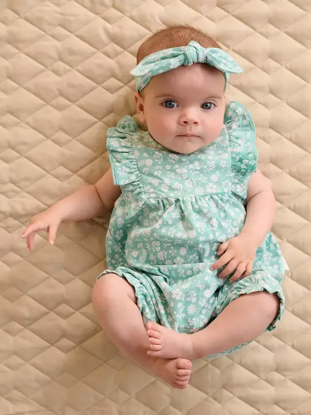 Комплект Pur Baby: короткий комбинезон с рюшами и повязка на голову, силуэтный принт Purebaby — фото 2