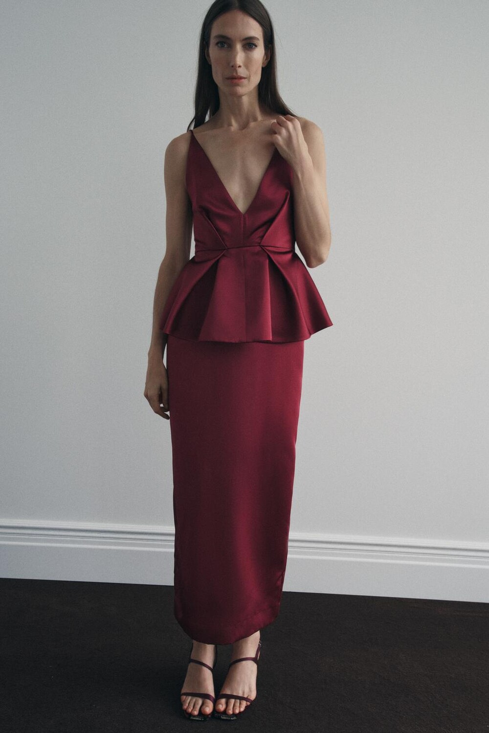 

Платье из тяжелого атласа с баской ZARA, красный