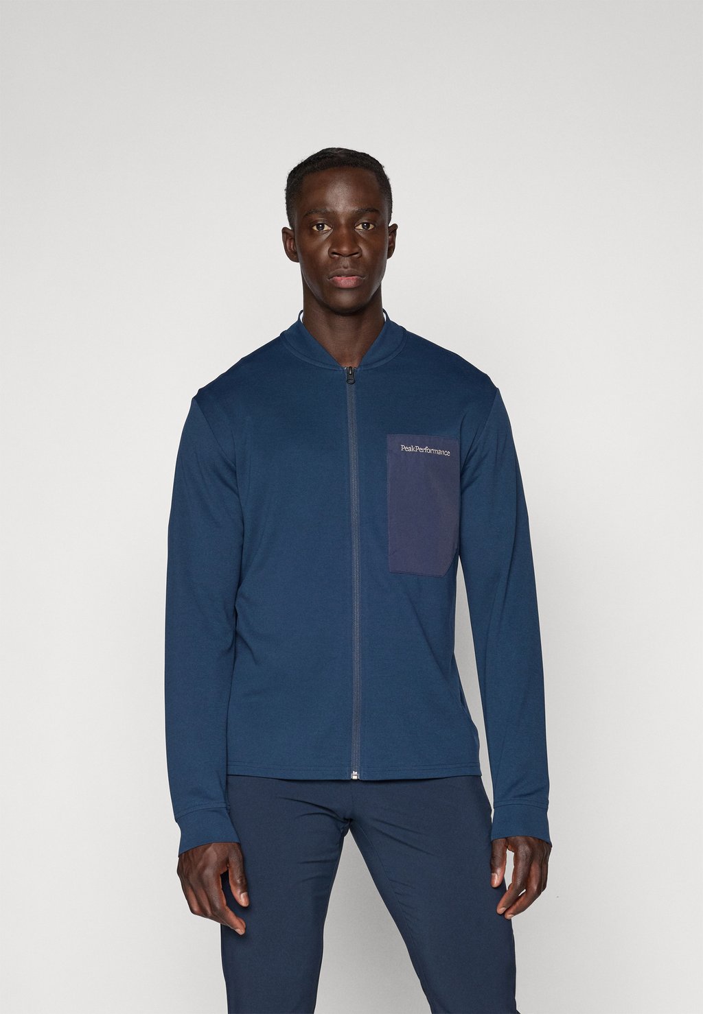 

Тренировочная куртка MID LAYER JACKET Peak Performance, темно-синий
