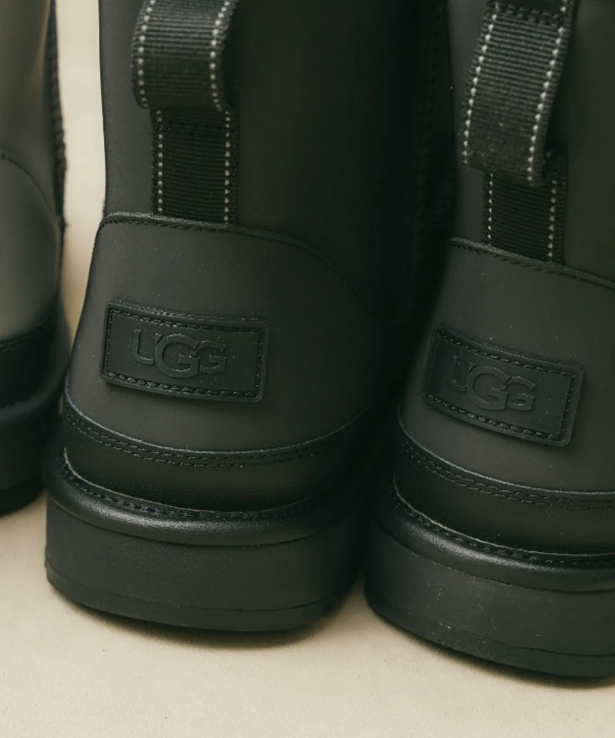 Ботинки классические рефлективные UGG Classic Mini Reflective 1171110-BRLC чёрные — фото 2