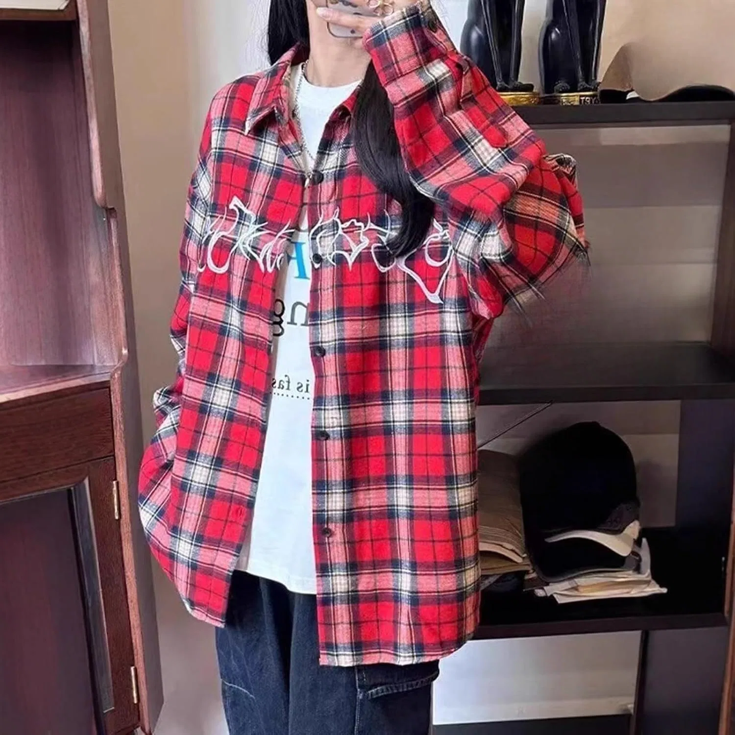 Блуза, клетчатая, с вышивкой, женская, Polo-воротник, Oversize, длинный рукав, красный, 100% полиэстер, Street — фото 3