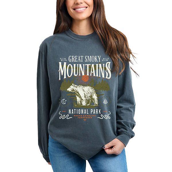 

Футболка Great Smokey Mountains National Park Bear garment dyed long sleeve Simply Sage Market, Pepper