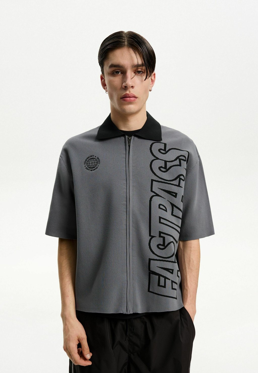 

Рубашка PRINTED SHORT SLEEVE BOXY FIT WITH ZIP Bershka, темно-серый