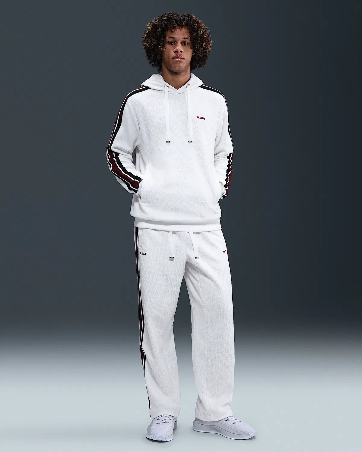 Мужская баскетбольная худи-пуловер Therma-FIT LeBron Standard Issue, Sail/Dark Team Red — фото 4