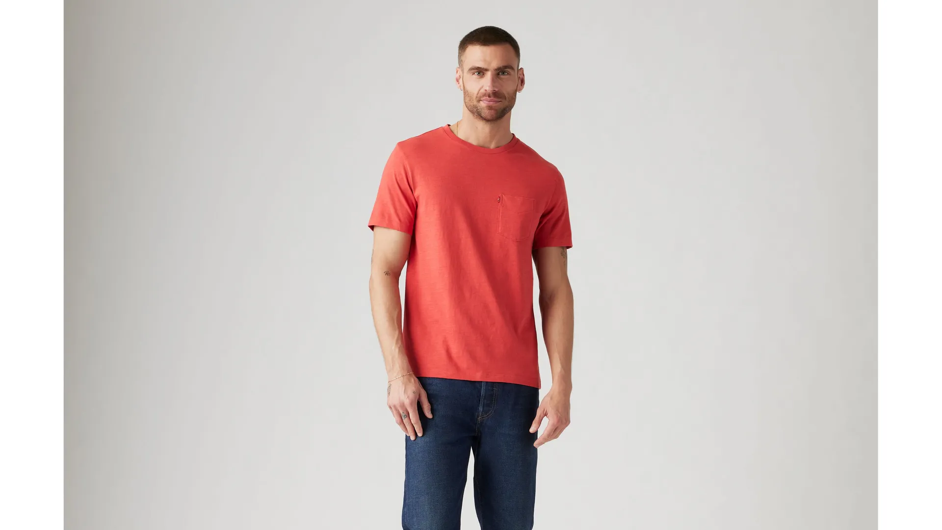 

Классическая футболка с карманами Levi's, цвет Baked Apple - Red