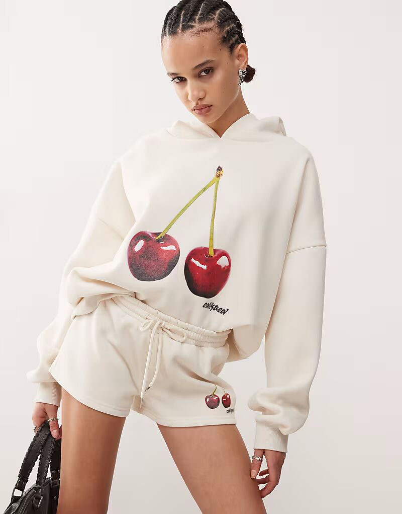 

Шорты mon cheri с вышивкой в кремовой расцветке Edikted