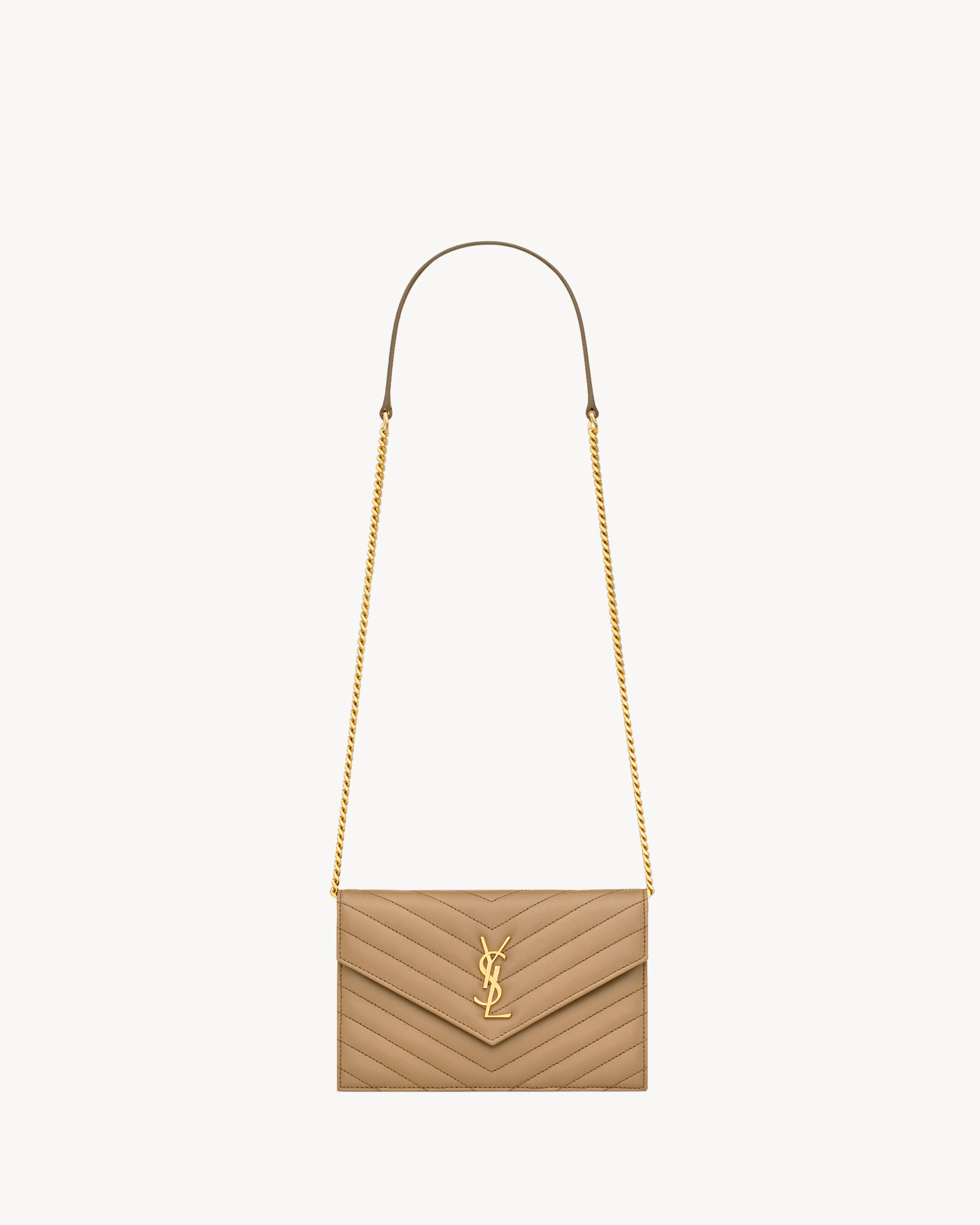 

Кошелек-конверт Cassandre на цепочке из ягнячьей кожи Saint Laurent, бежевый