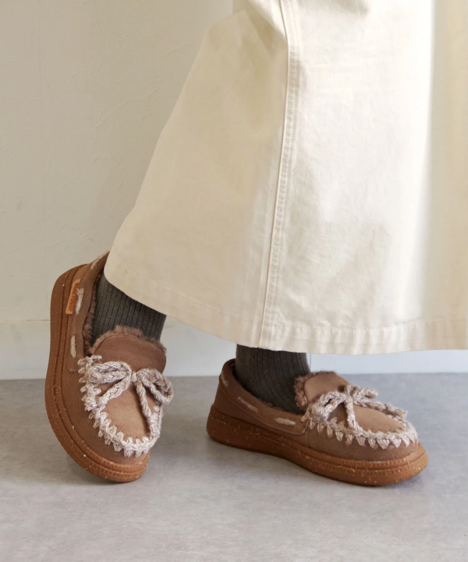 Унисекс мокасины из замши Minnetonka с вязаной строчкой бежевые