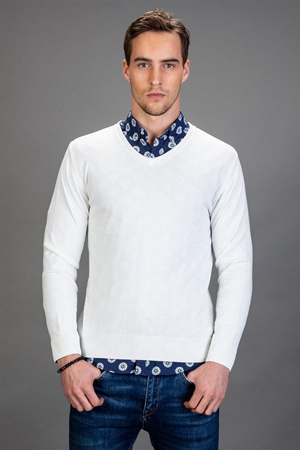 

Мужской хлопковый белый свитер Slim Fit с v-образным вырезом TUDORS