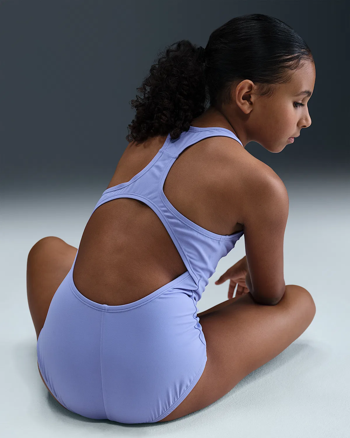 Детский (девочки) слитный купальник Nike Swim Effortless Essential на бретелях-гонках, Light Thistle/White — фото 3