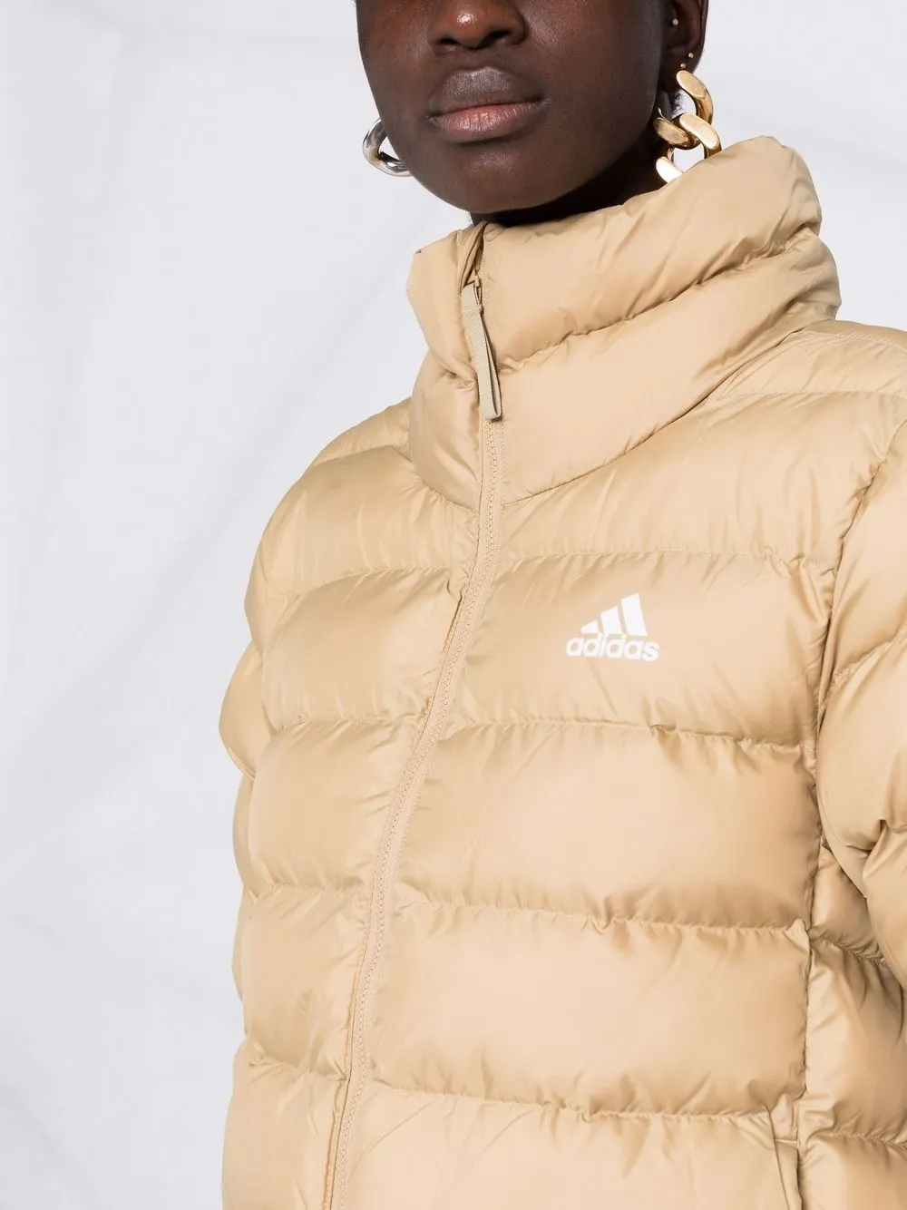 Пуховик с вышитым логотипом Adidas, нейтральный — фото 3