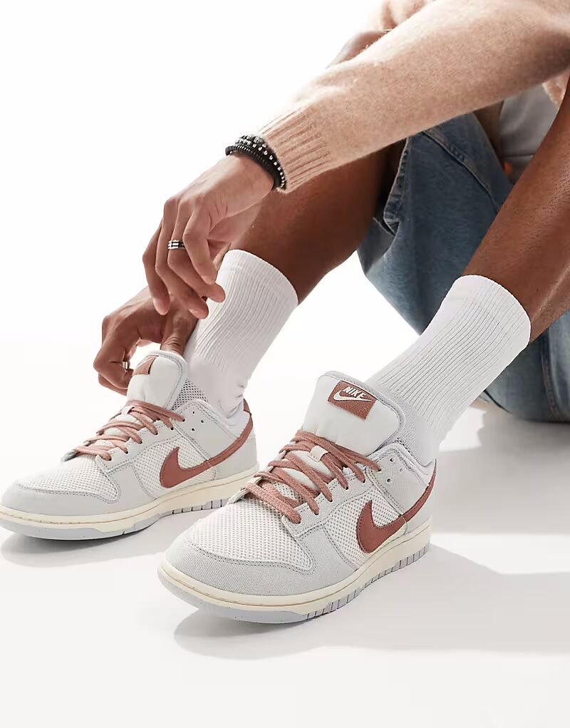 

Кроссовки Nike Dunk Low Retro SE2 серого и розового цветов