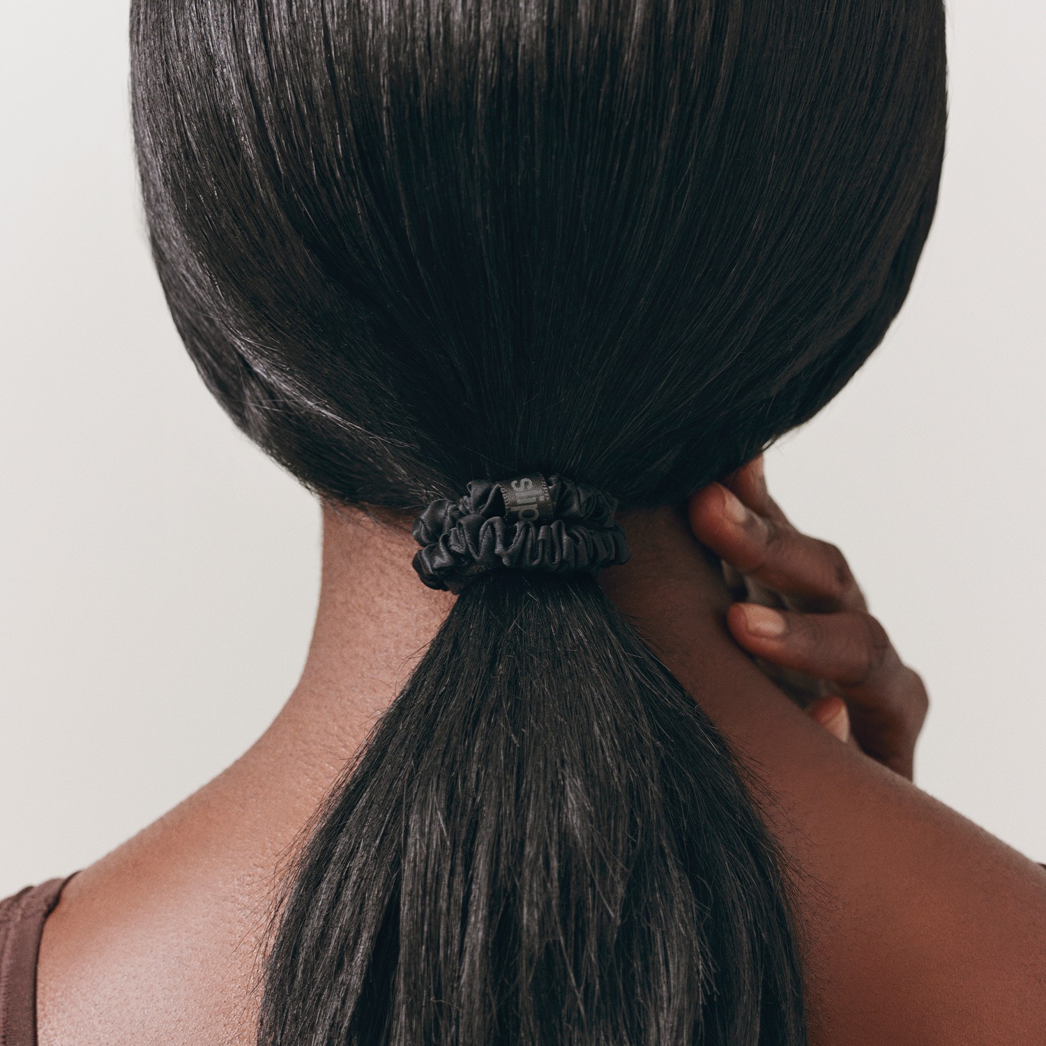 Резинка для волос schmal scrunchies back to basics, reine seide - kupfer Slip, black, количество 1 шт. — фото 4