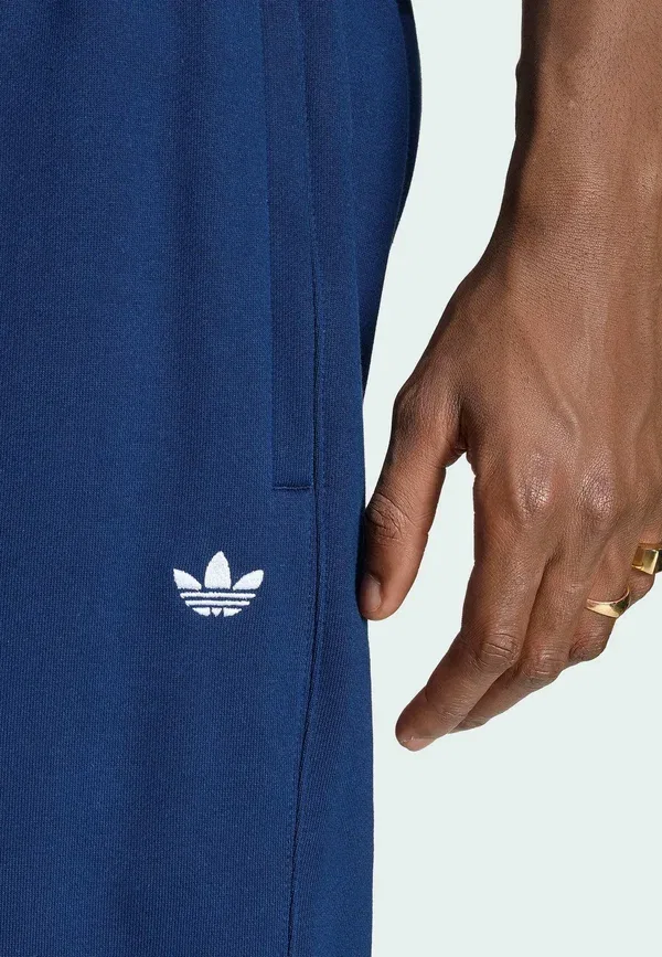 Штаны спортивные Adidas Originals Trefoil essentials open hem pants, цвет ночной индиго — фото 2