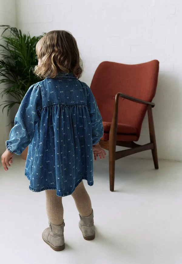 Джинсовое платье прямого кроя с длинными рукавами и воротником Next, Denim Bow — фото 3