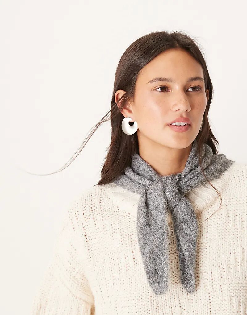

Маленький треугольный шарф ASOS DESIGN серого цвета