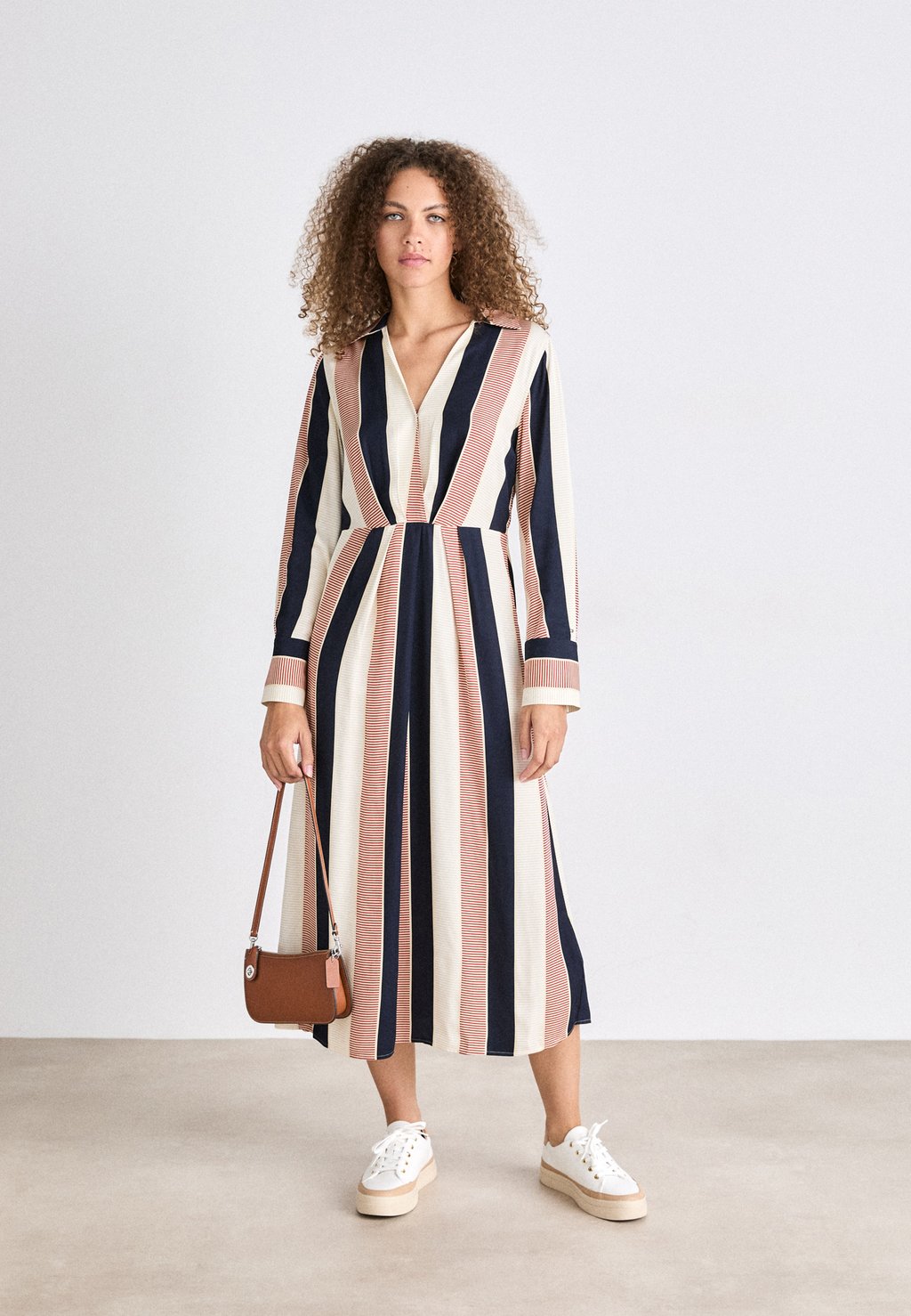

Повседневное платье GLOBAL DRAPED MIDI DRESS Tommy Hilfiger, темно-синий