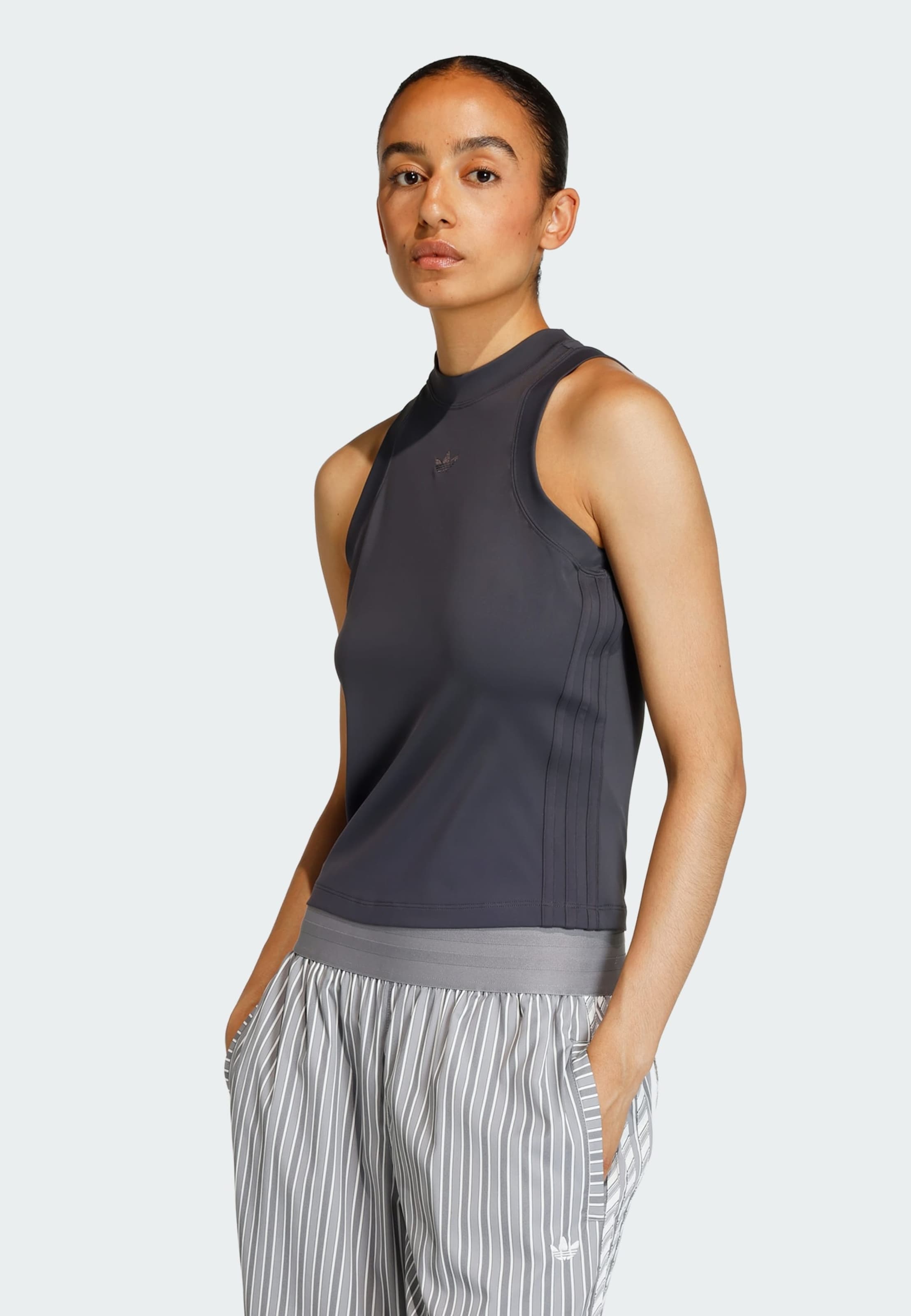 Adidas Originals Топ 'Ess' в черном цвете — фото 2