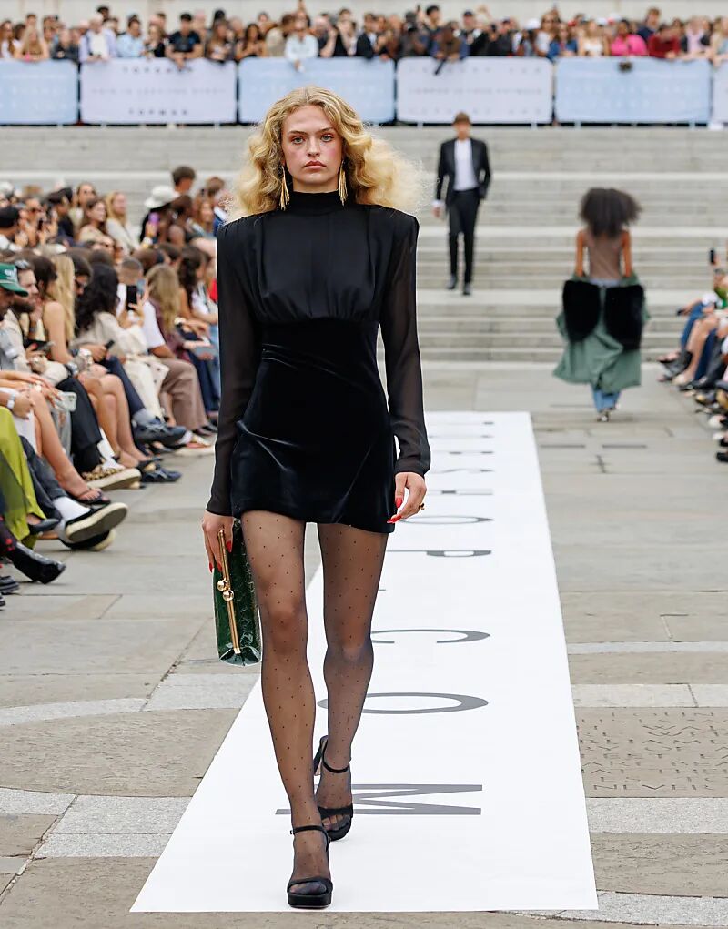 

Мини-платье Topshop с длинными рукавами из смеси бархата и шифона с подплечниками черного цвета