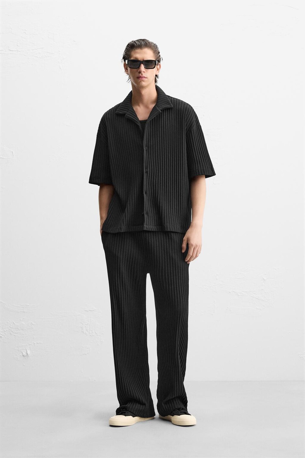 

Брюки с плиссированной строчкой ZARA, черный