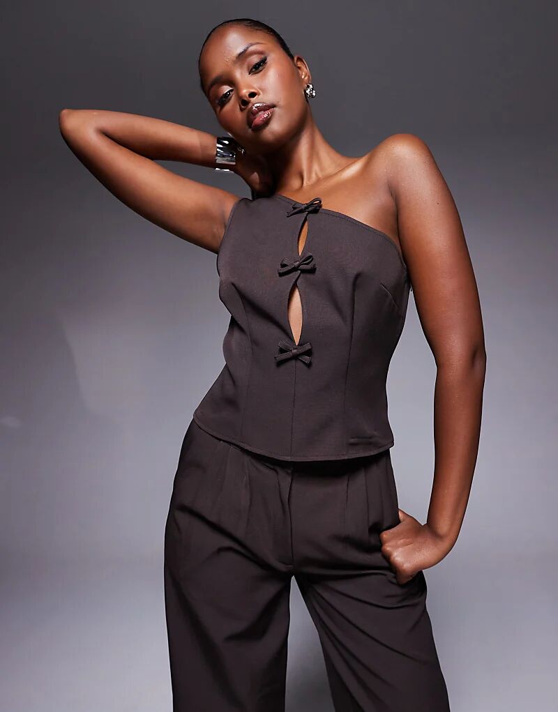 

Эксклюзивный топ Kaiia на одно плечо с вырезом и бантом в шоколадно-коричневом цвете