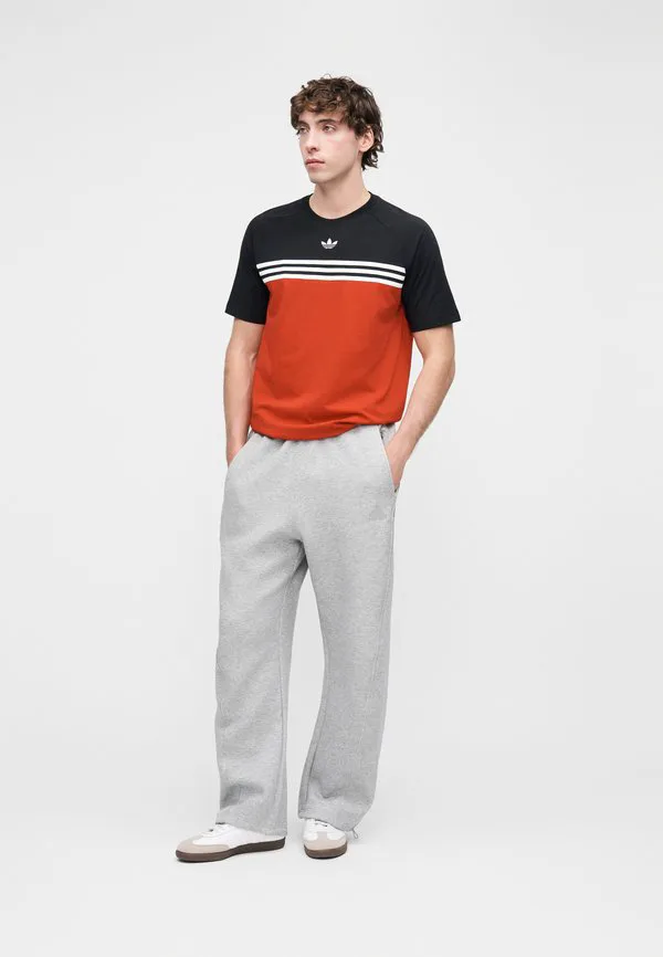 Футболка с принтом на груди Adidas Originals, Better Scarlet/Black — фото 3