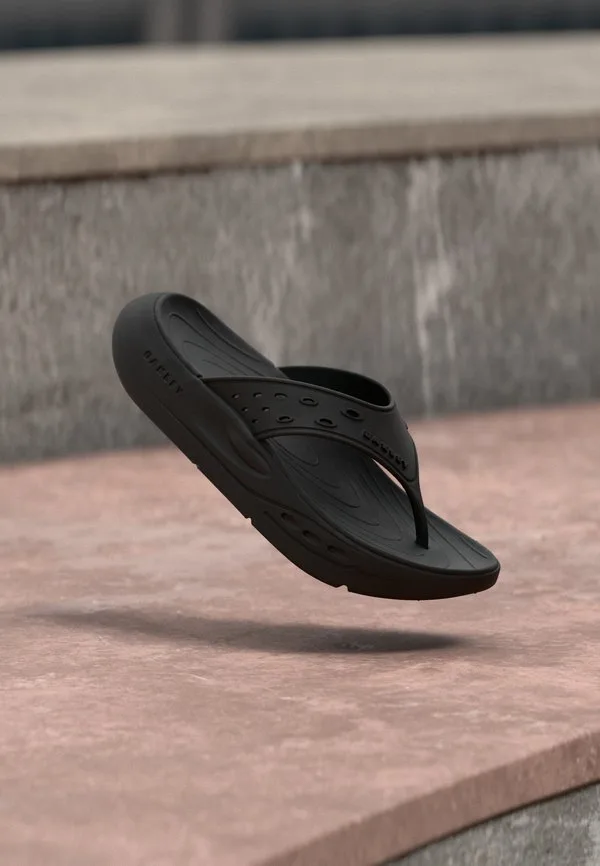 Сандалии studio с т-образным ремешком Oakley, Pitch Black