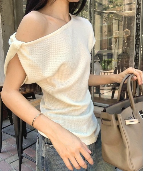 

COMON＋ Футболка на одно плечо, вафельная ткань, перекрученный узор, COMON+, бежевый