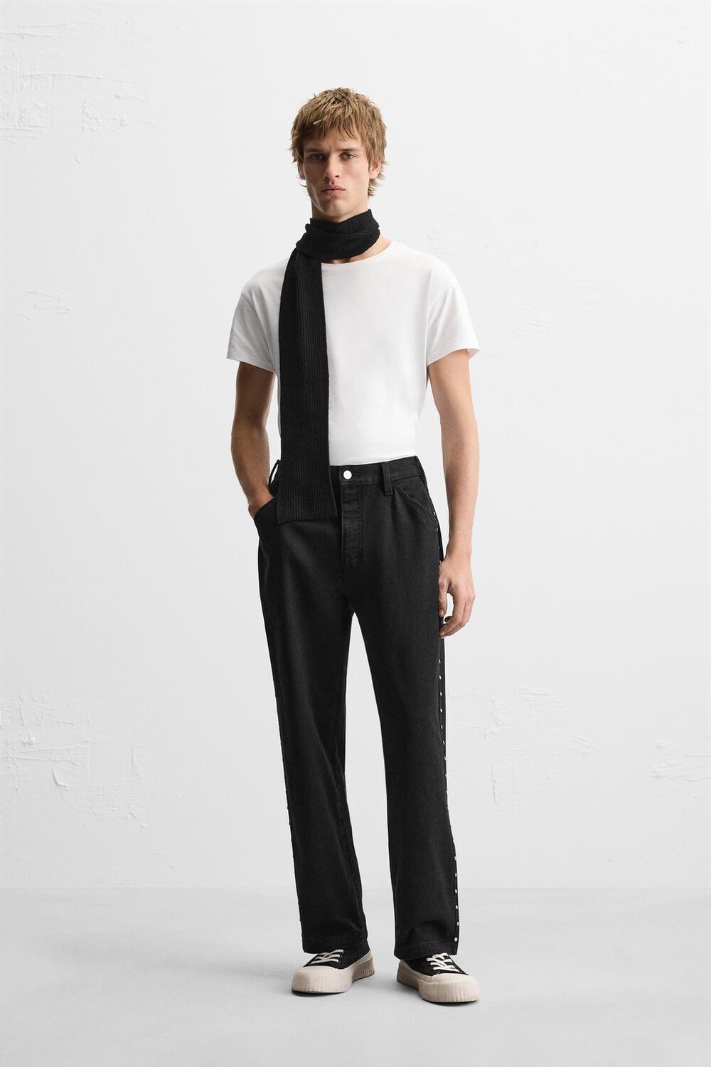 

Джинсы с отделкой заклёпками ZARA, черный