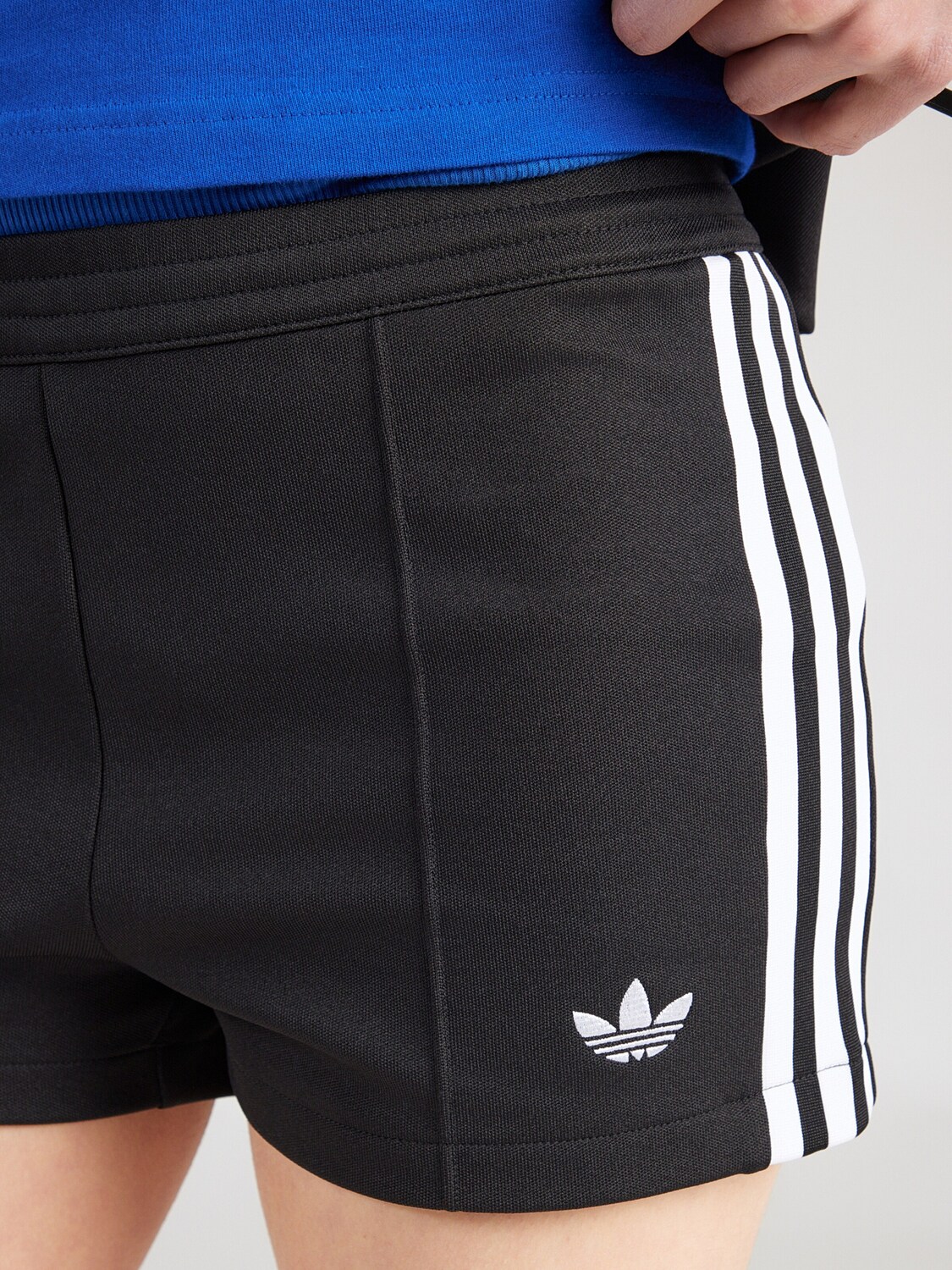 Adidas Originals Узкие шорты 'CLASSIC' в черном цвете — фото 2