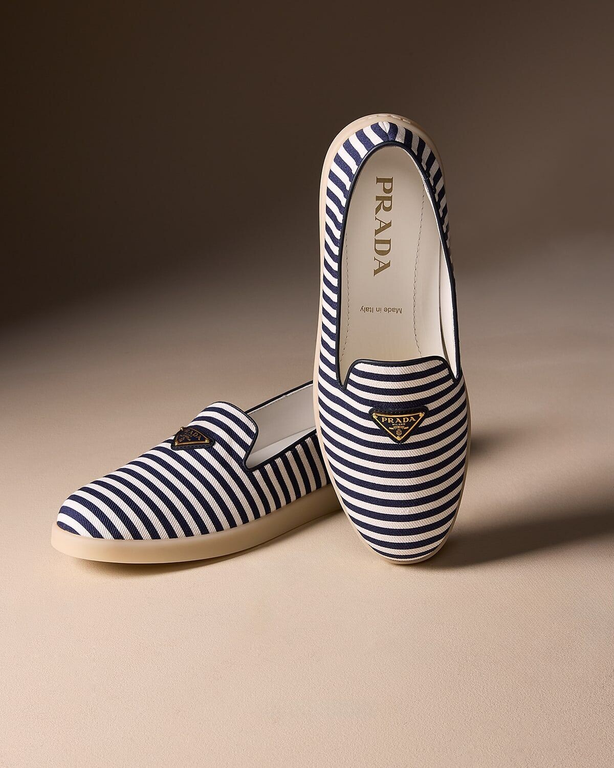 Кроссовки без шнуровки Saint Tropez в полоску Prada, цвет Bianco Bleu — фото 2