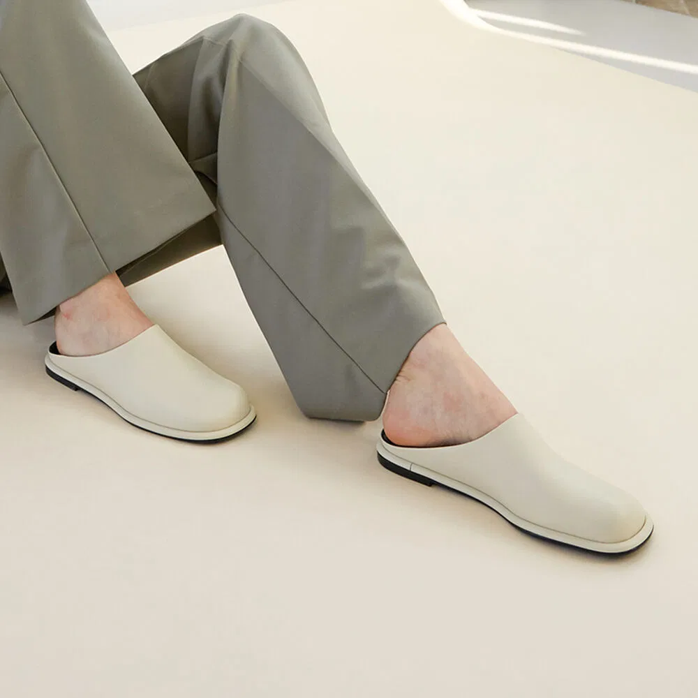 Мужские блоферы Lisa Mules из кожи цвета айвори от Blanc Sur Blanc