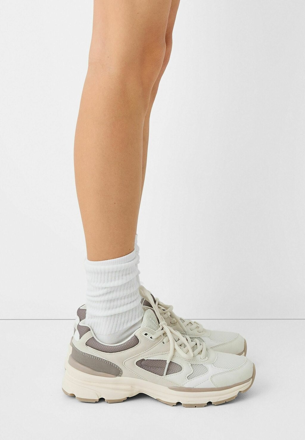 

Кроссовки на шнуровке DETAIL, CONTRAST Bershka, мультиколор
